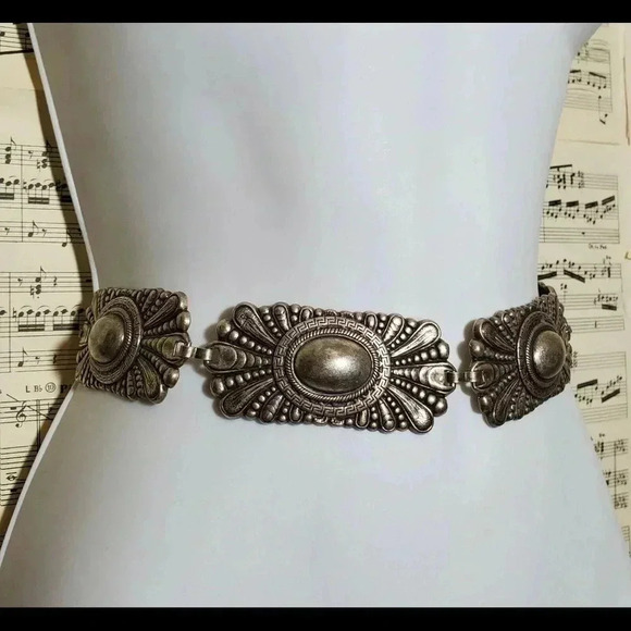 Escada Vintage Designer Concho Belt Necklace in Brushed Silver Tone ChainLink - Picture 13 of 13